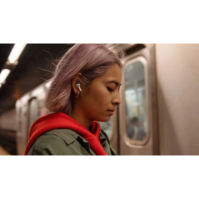 هدفون بلوتوثی اپل مدل AirPods 3 با نویز کنسلینگ میکروفون (ENC)، درگاه شارژ لایتنینگ، دارای سنسور تشخیص پوست و پشتیبانی از فرمان لمسی، مقاوم در برابر رطوبت و عرق