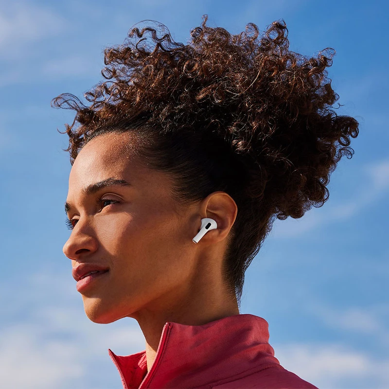 هدفون بلوتوثی اپل مدل AirPods 4 دارای نویز کنسلینگ، درگاه شارژ USB-Type-C و شارژ بی سیم، با قابلیت اتصال به چند دستگاه، پشتیبانی از فرمان لمسی و دستیار صوتی، نشانگر LED، مقاوم در برابر پاشش آب و گرد و غبار